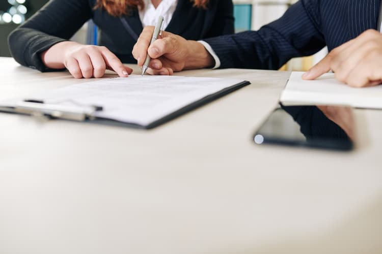 ¿Tengo que firmar la adenda que me propone el promotor en caso de retraso en la entrega de la vivienda?